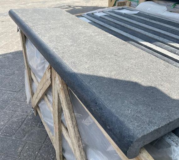 Zwembadrand 100x30x3-6 cm Gevlamd met gezoete neus Montana Black