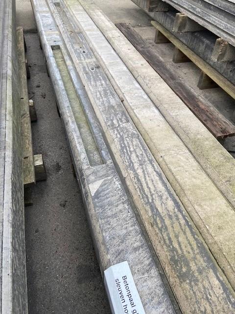 Restpartij Betonpaal glad ronde kop lange sleuven hoekpaal 10x10x275cm Antraciet - Verkleurd