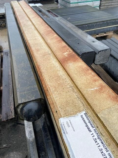Restpartij Betonpaal lichtgewicht met schroefbus tussenpaal 11.5x11.5x275cm Grijs-Wit - Verkleurd