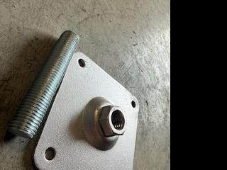 Stelplaat 10x10 cm M16 Verzinkt met meedraaiende moer tbv betonpoer